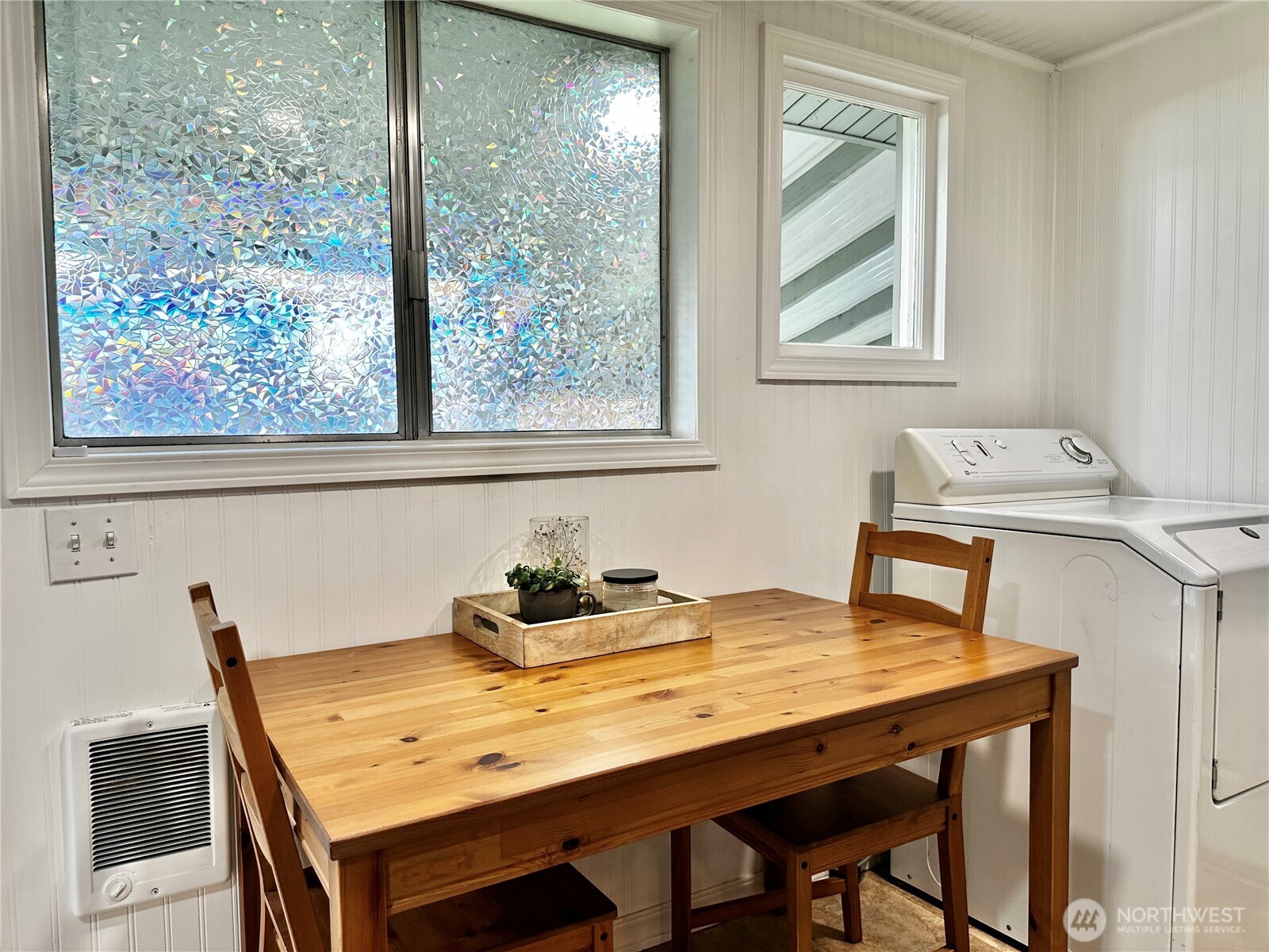 303 South Buckner Street Centralia, WA 98531 - Photo 26 of 33 a room that has a table and a chair