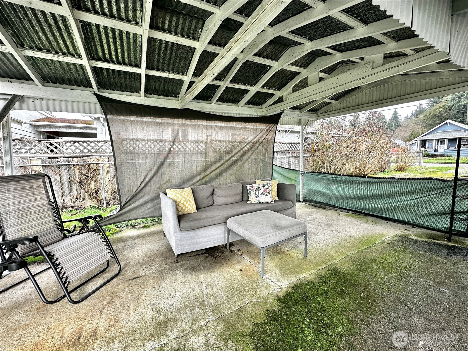 303 South Buckner Street Centralia, WA 98531 - Photo 30 of 33 a balcony with couch