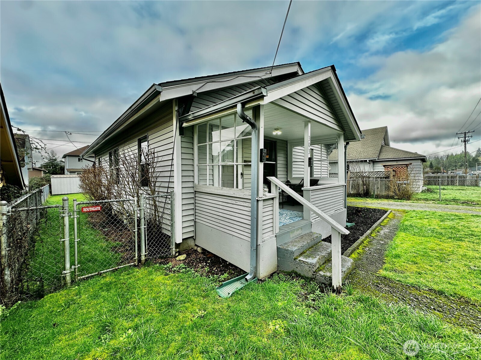 303 South Buckner Street Centralia, WA 98531 - Photo 4 of 33 front view of house with a yard
