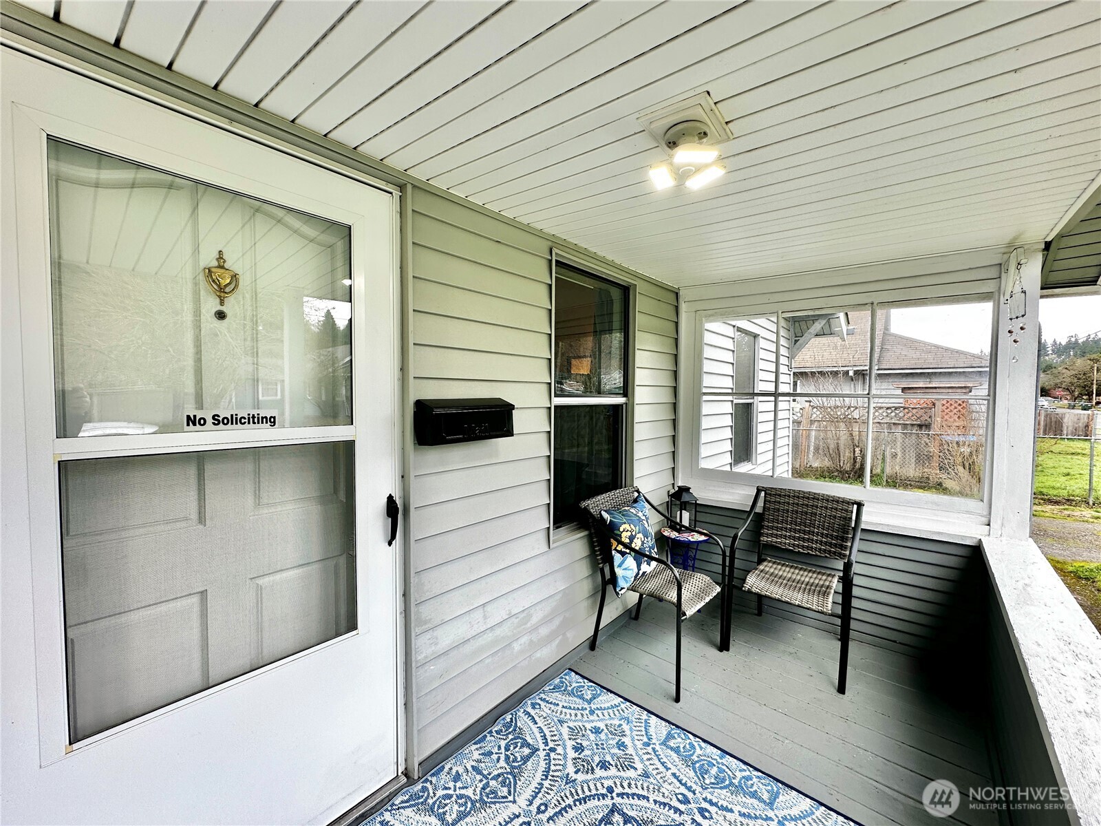 303 South Buckner Street Centralia, WA 98531 - Photo 5 of 33 a living room with furniture