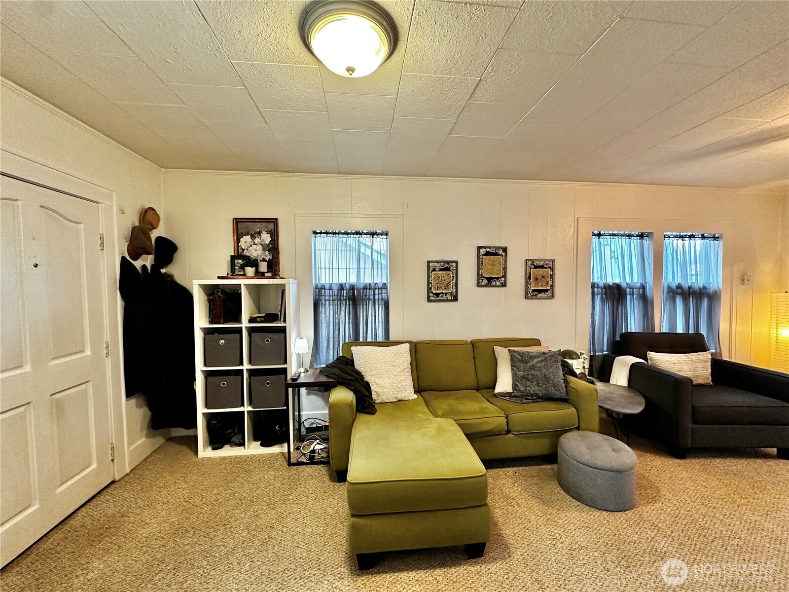 303 South Buckner Street Centralia, WA 98531 - Photo 8 of 33 a living room with furniture and a window
