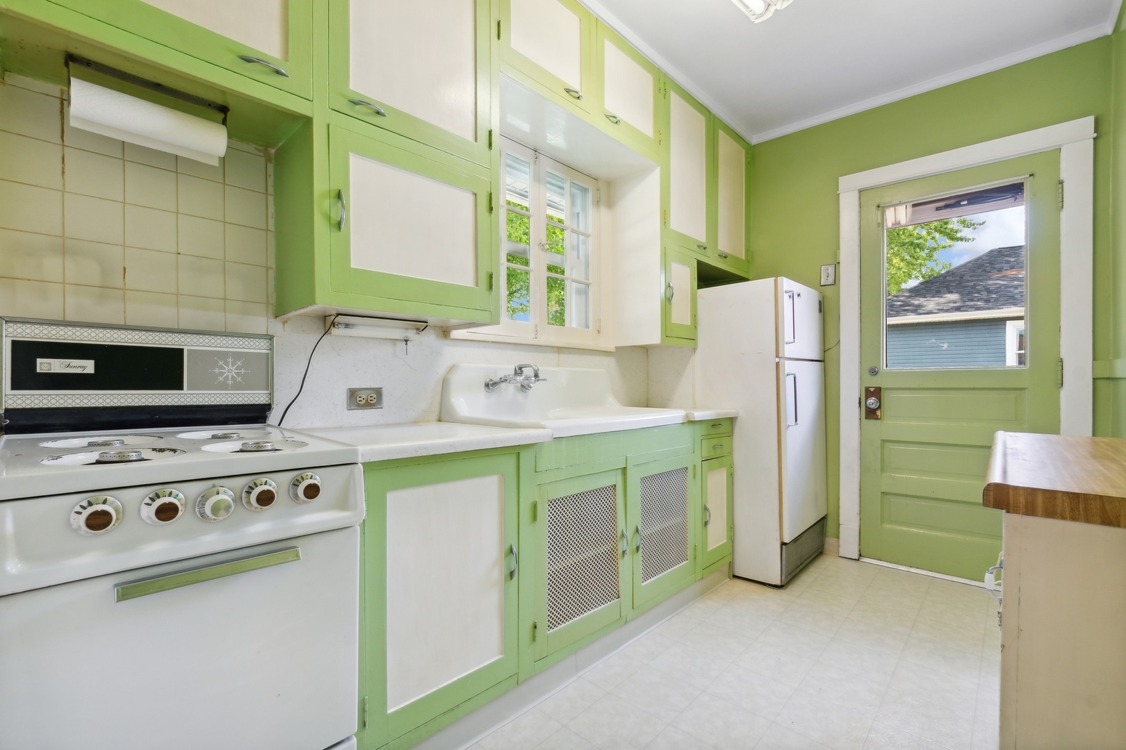 320 Prairie Avenue Highwood, IL 60040 - Photo 5 of 14 a utility room with washer and dryer
