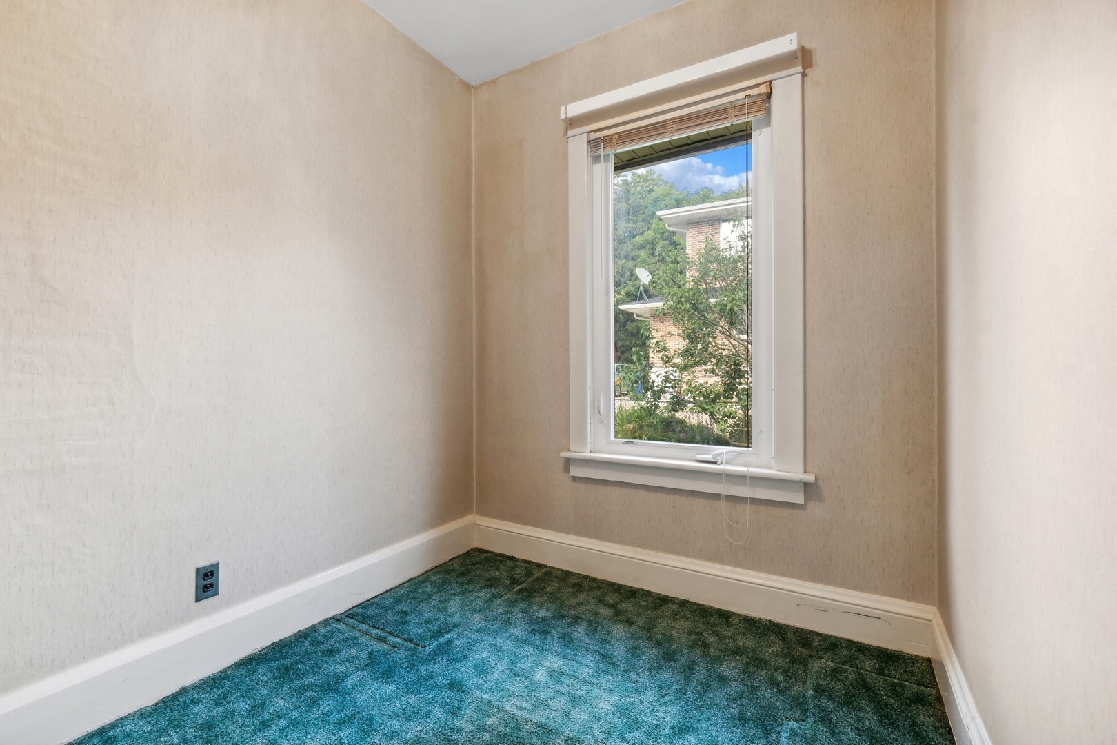 320 Prairie Avenue Highwood, IL 60040 - Photo 8 of 14 an empty room with a window