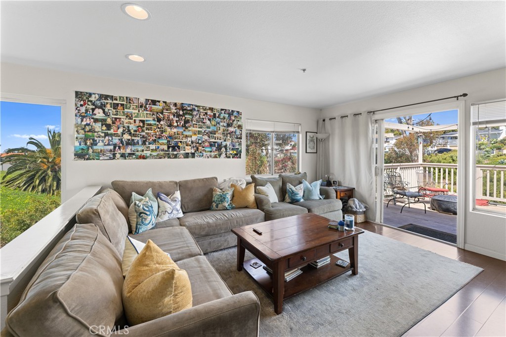 121 La Ronda San Clemente, CA 92672 - Photo 14 of 75 A Living Area