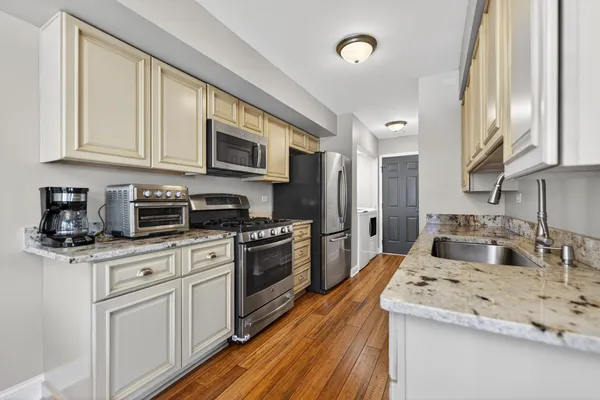 $300,000 | 3-s082 Timber Drive, Unit 7B, Warrenville, IL 60555