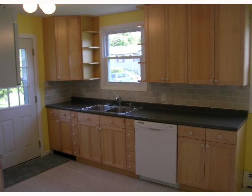 30 Old Pine Road Narragansett, RI 02882 - Photo 4 of 8 Kitchen.