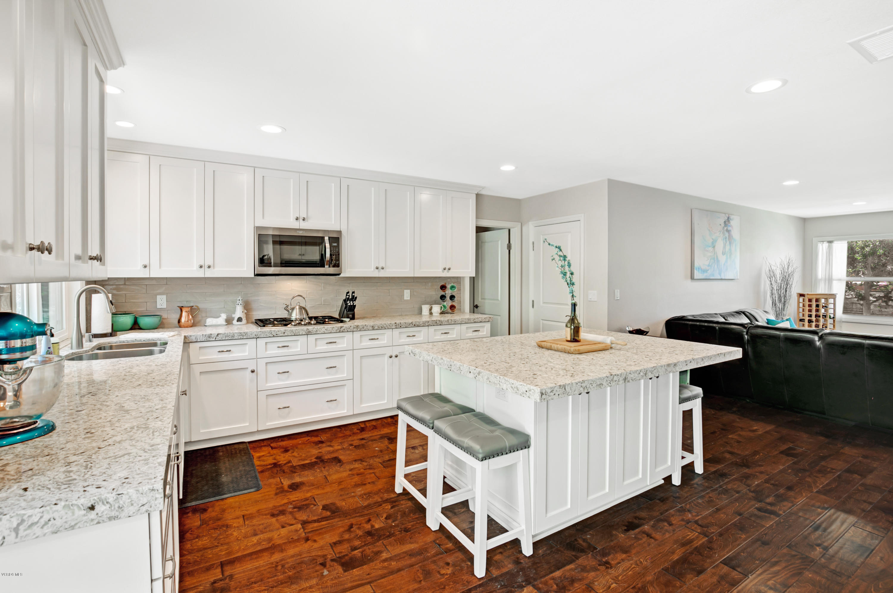 1039 Nonchalant Drive Simi Valley, CA 93065 - Photo 6 of 28 5