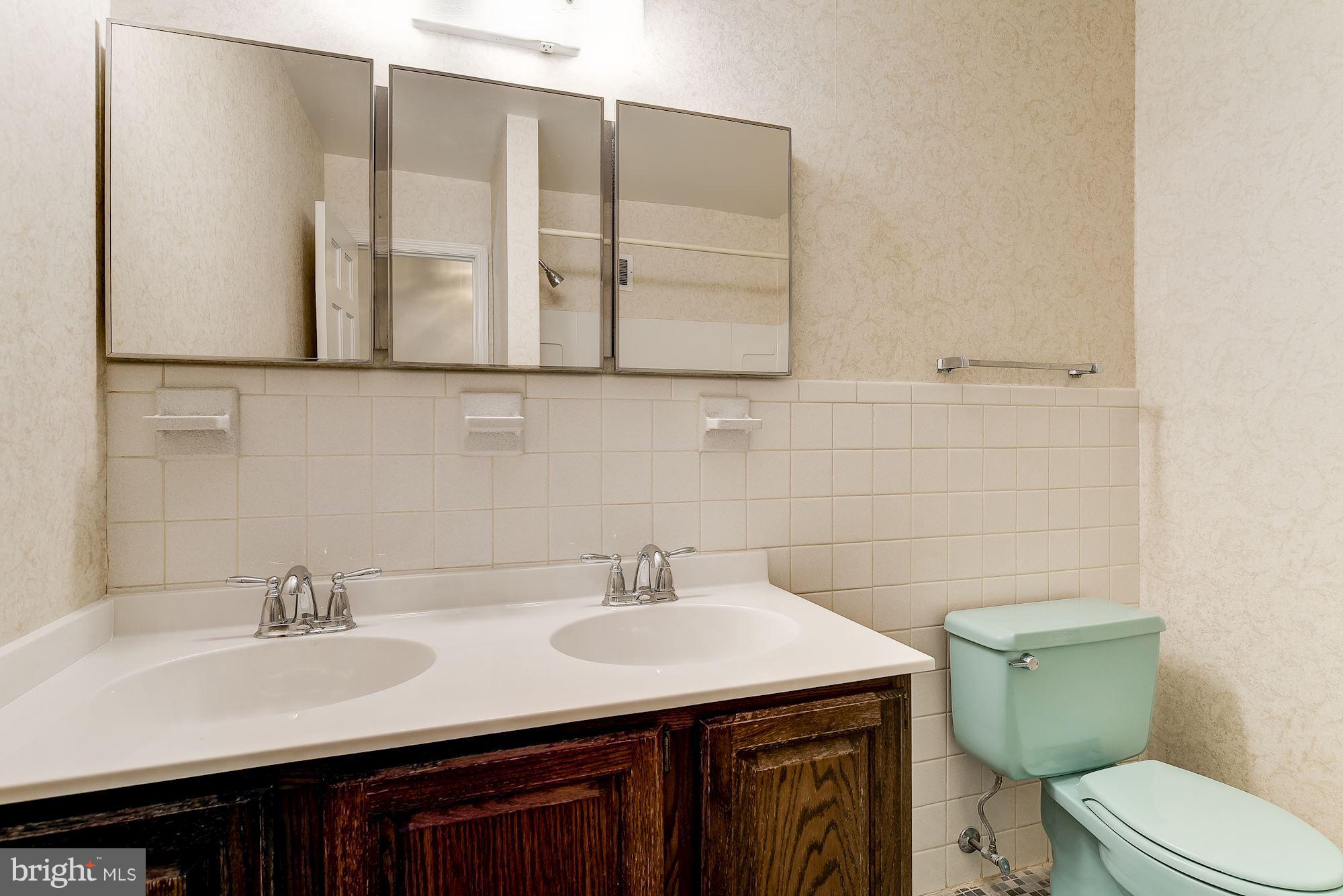 13449 Locksley Lane Silver Spring, MD 20904 - Photo 21 of 30 Top Level Hall Bath
