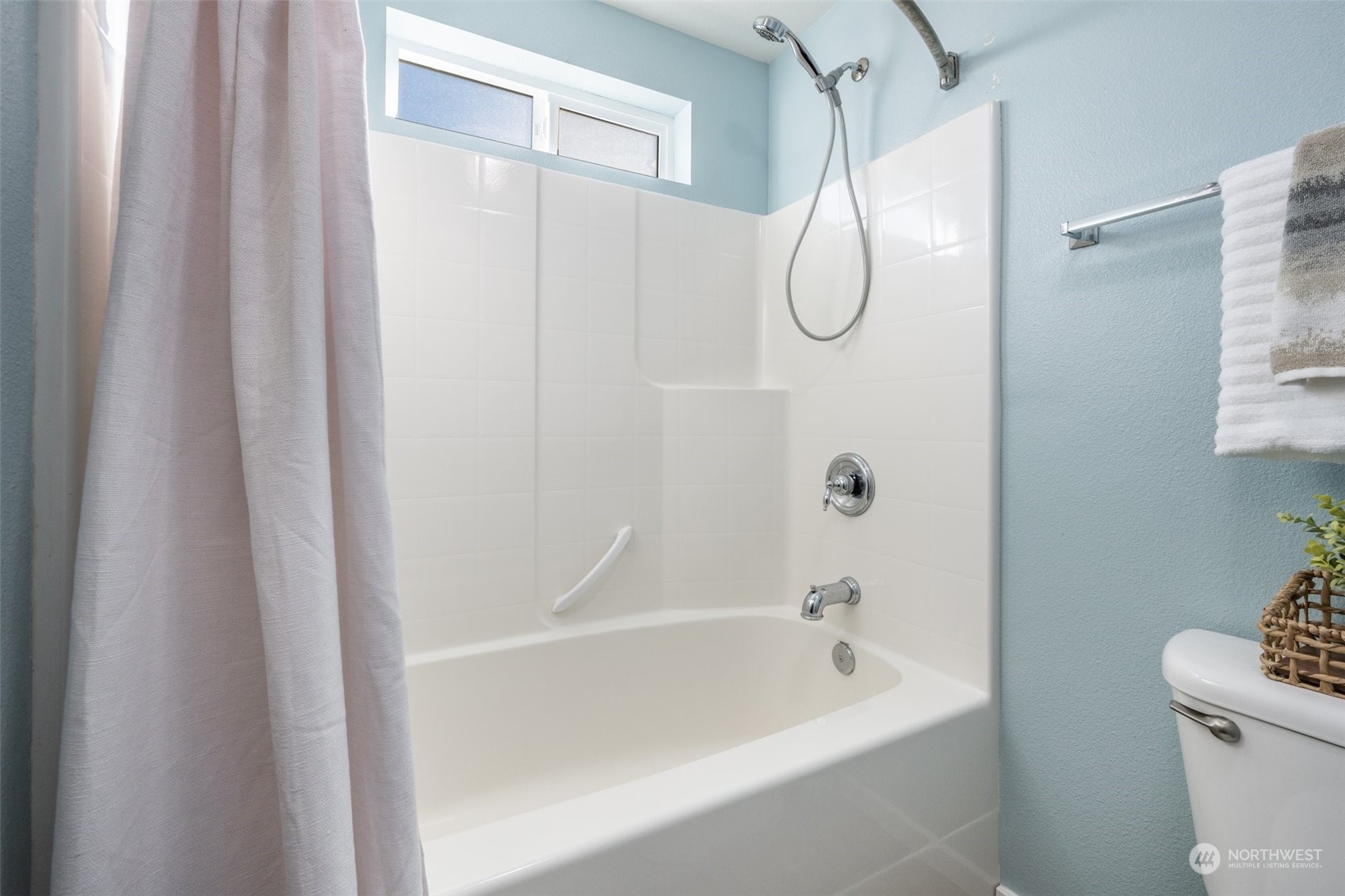 20122 Shamon Court Southwest Centralia, WA 98531 - Photo 25 of 40 a bathroom with a bath tub with shower