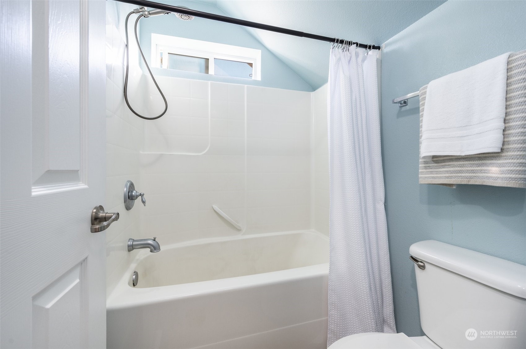 20122 Shamon Court Southwest Centralia, WA 98531 - Photo 26 of 40 a bathroom with a shower and a bath tub
