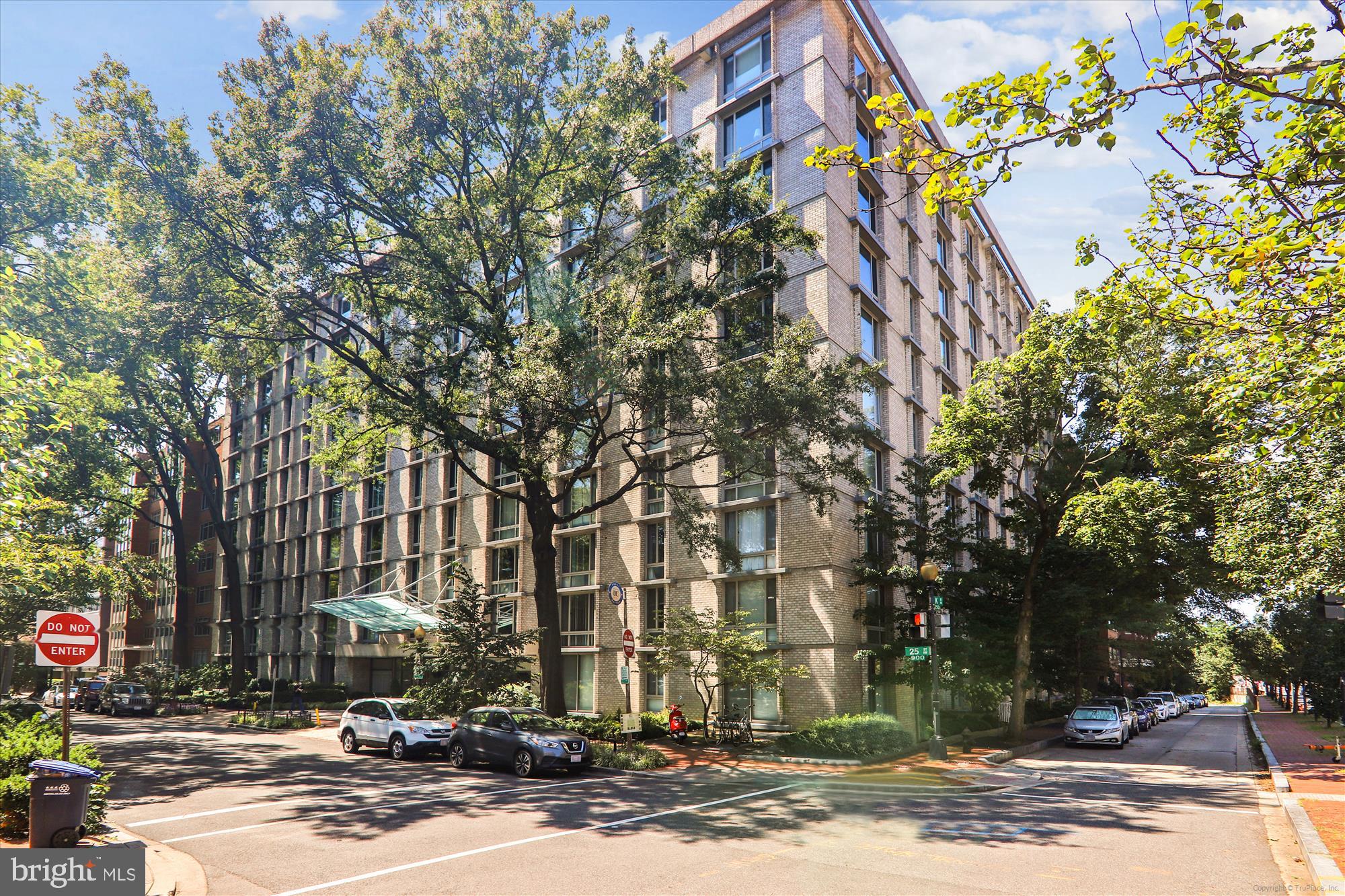 950 25th Street Northwest, Unit 709N Washington, DC 20037 - Photo 24 of 49 a front view of a building with street view
