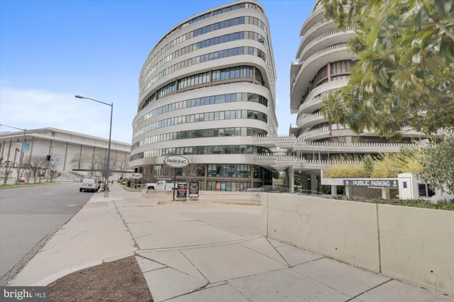 a view of fountain in middle of house
