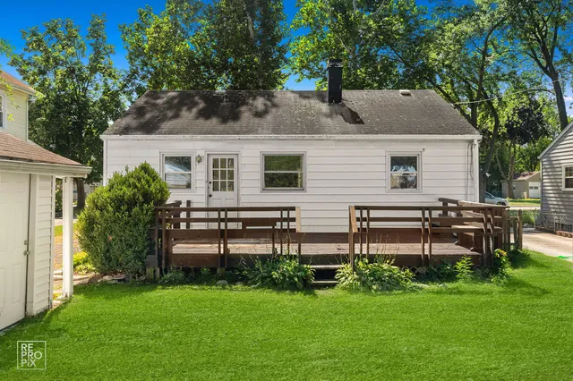 a view of a house with a backyard