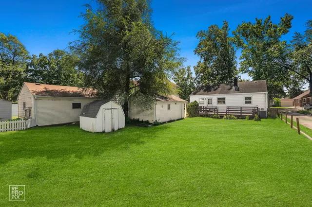 a view of a backyard