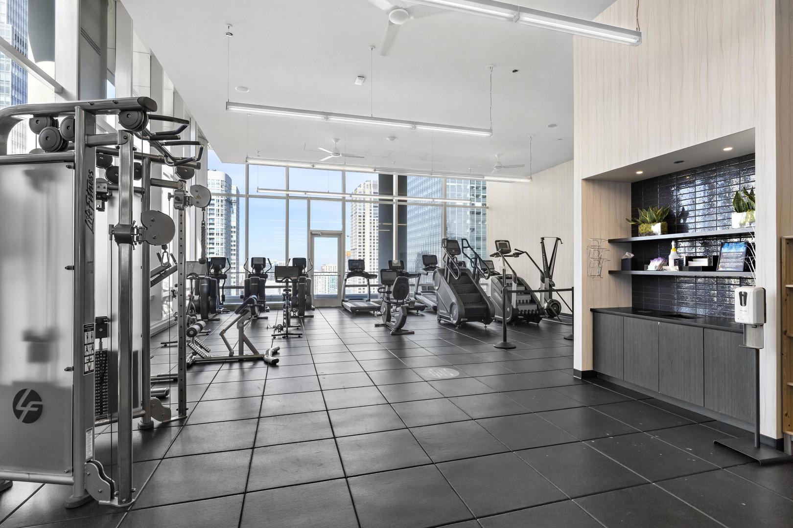 111 West Wacker Drive, Unit PH01 Chicago, IL 60601 - Photo 30 of 37 a lobby with furniture and outdoor view