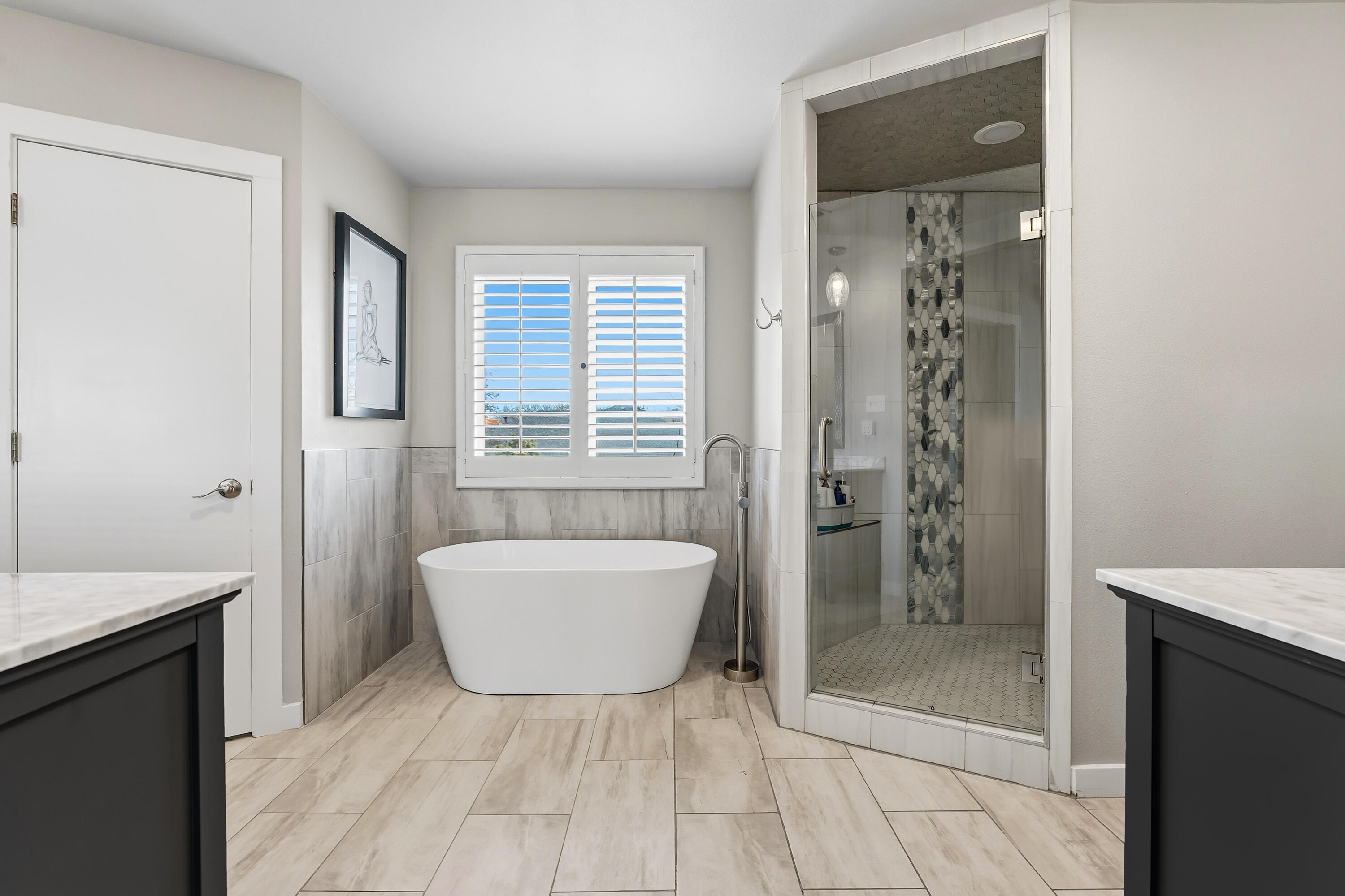 4628 94th Street Lubbock, TX 79424 - Photo 29 of 41 a spacious bathroom with a bathtub sink and mirror