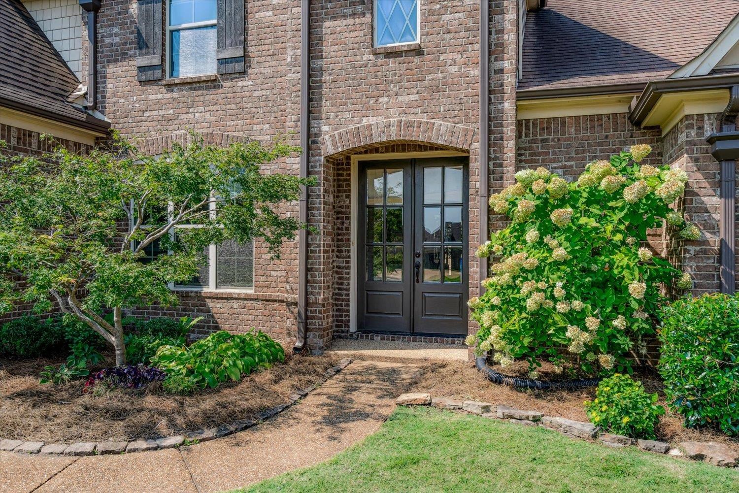 1349 Beautiful Place Collierville, TN 38017 - Photo 4 of 40 a front view of a house with garden
