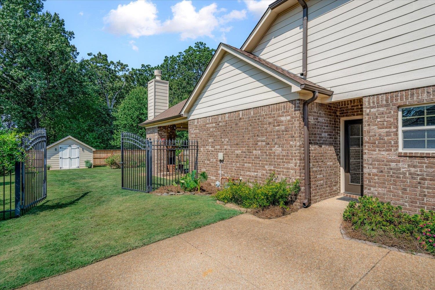 1349 Beautiful Place Collierville, TN 38017 - Photo 5 of 40 a front view of a house with garden
