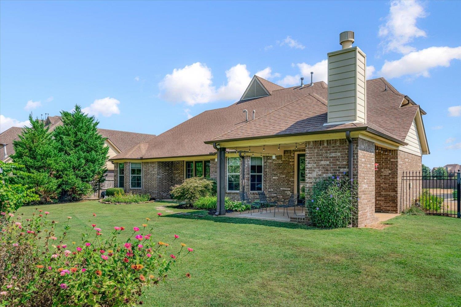 1349 Beautiful Place Collierville, TN 38017 - Photo 6 of 40 a front view of a house with garden