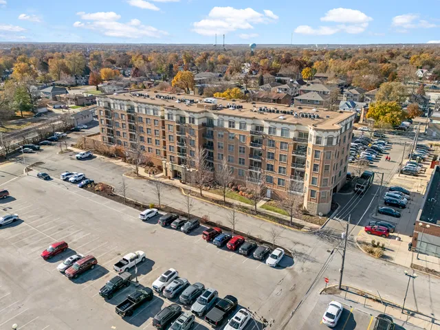 $199,900 | 9530 Cook Avenue, Unit 211, Oak Lawn, IL 60453