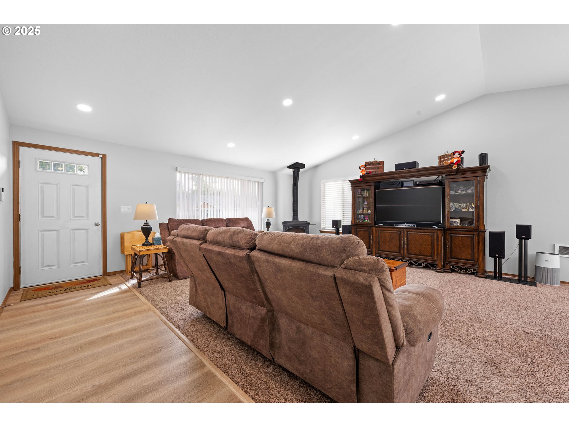1615 Pacific Ridge Lane Hammond, OR 97121 - Photo 13 of 47 Living Room/Entrance