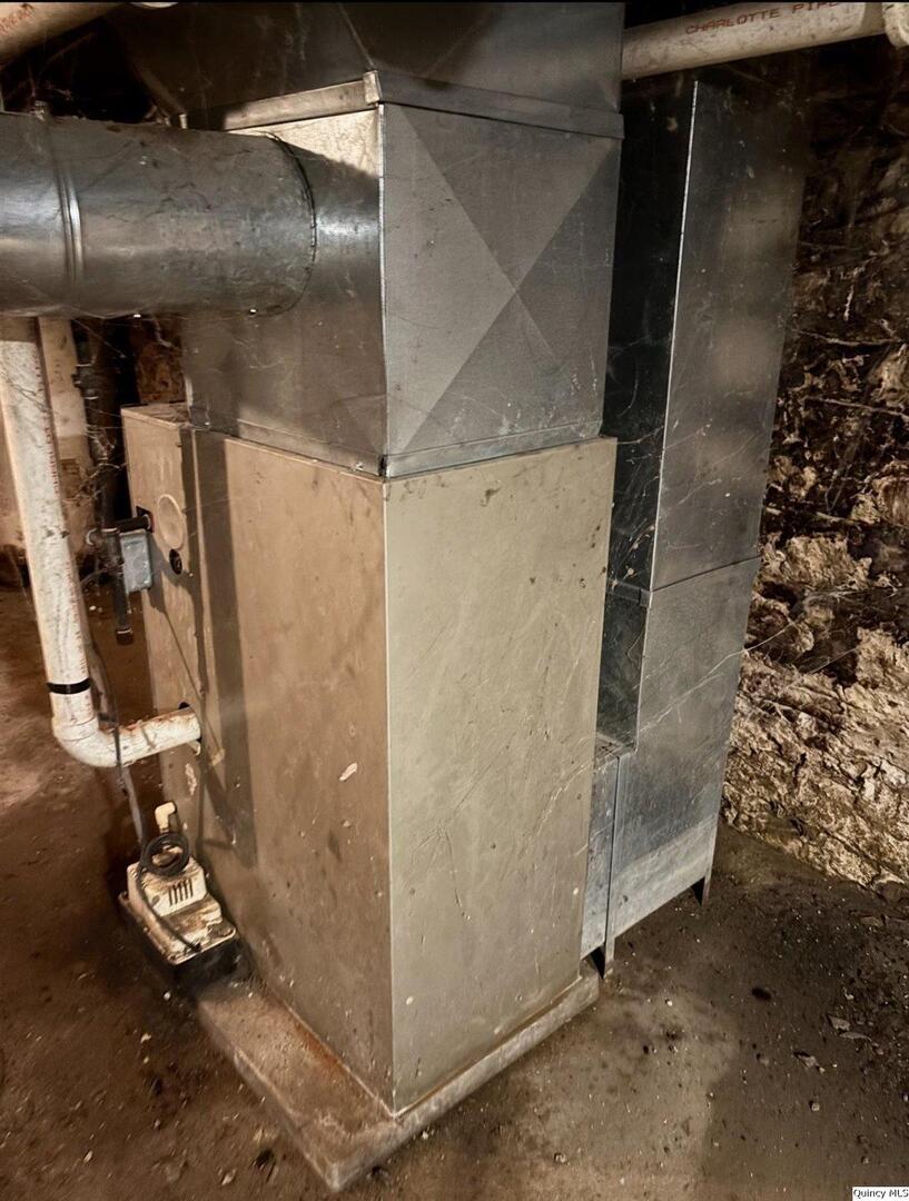 625 Payson Avenue Quincy, IL 62301 - Photo 3 of 3 a bathroom with a shower