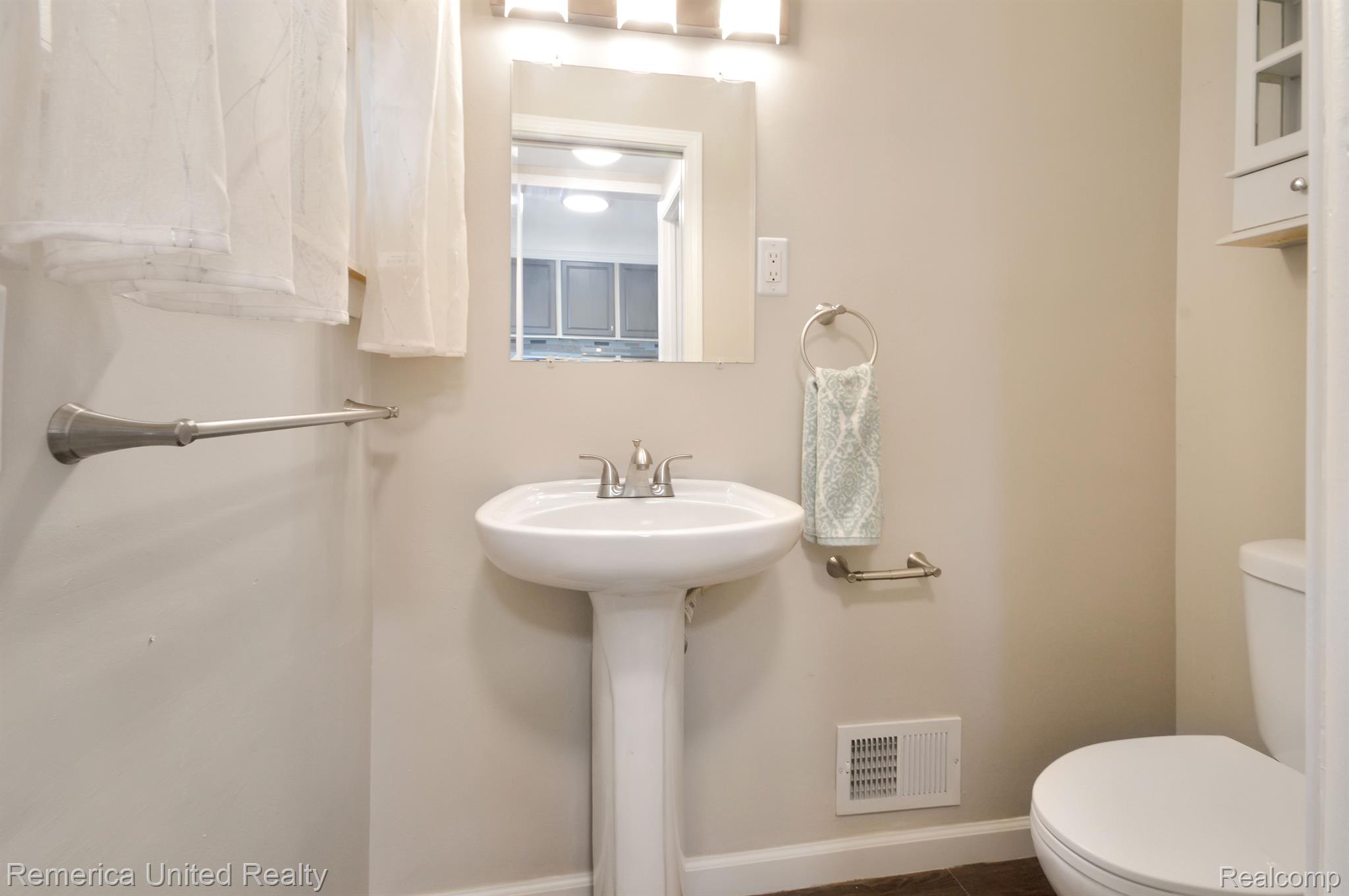 9650 Farmington Road Livonia, MI 48150 - Photo 9 of 15 1st floor powder room
