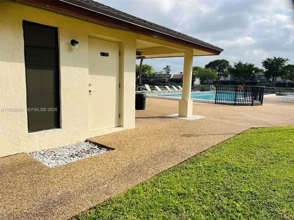 a view of a backyard