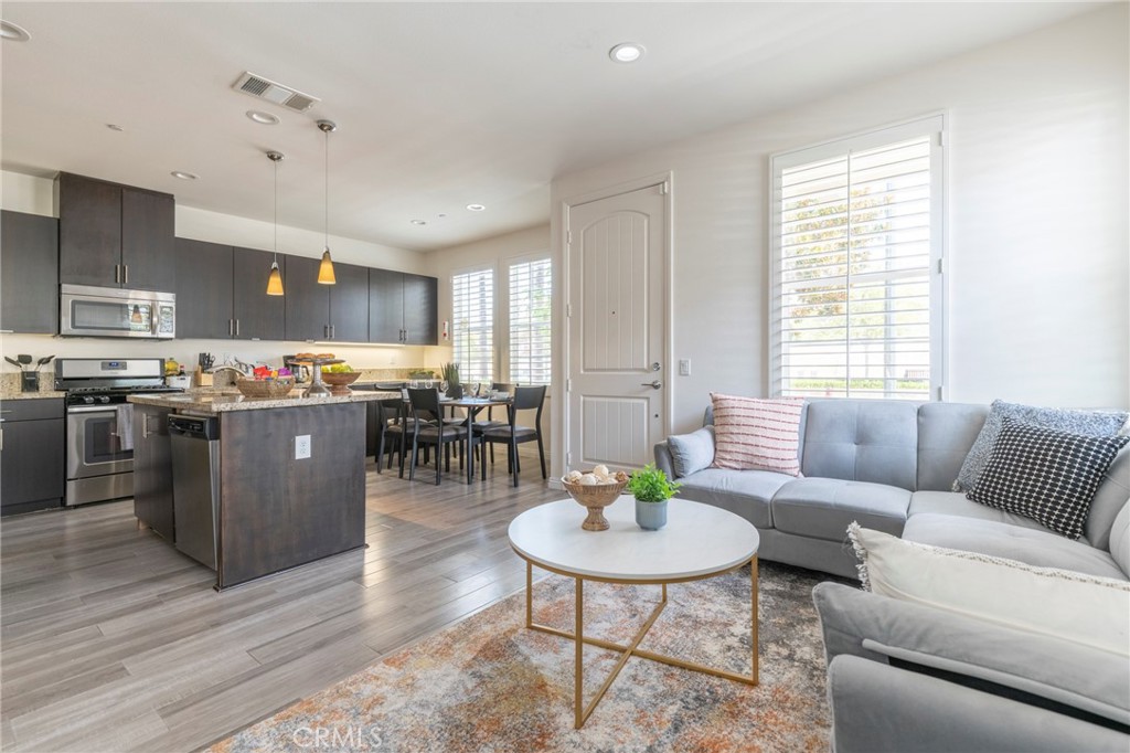 816 East Promenade, Unit A Azusa, CA 91702 - Photo 6 of 75