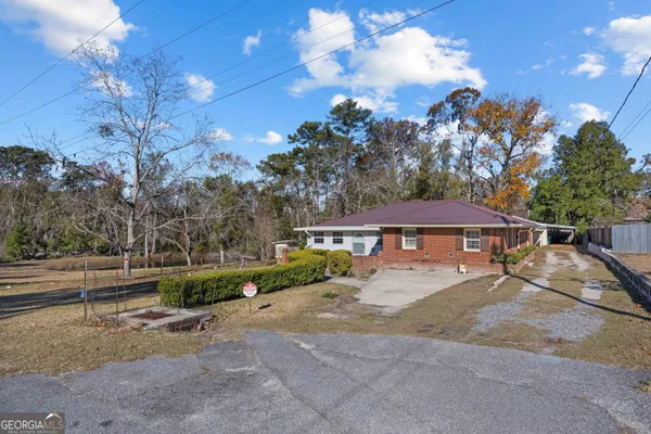 a view of a house with a yard