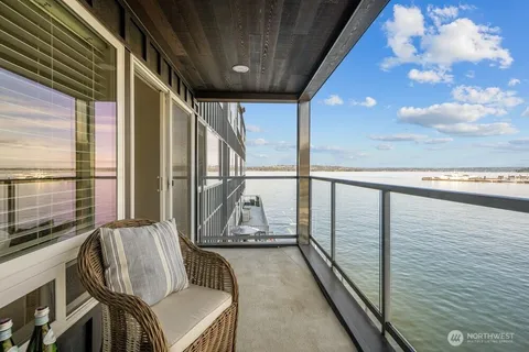 $1,000,000 | 515 Lake Street South, Unit 205, Kirkland, WA 98033