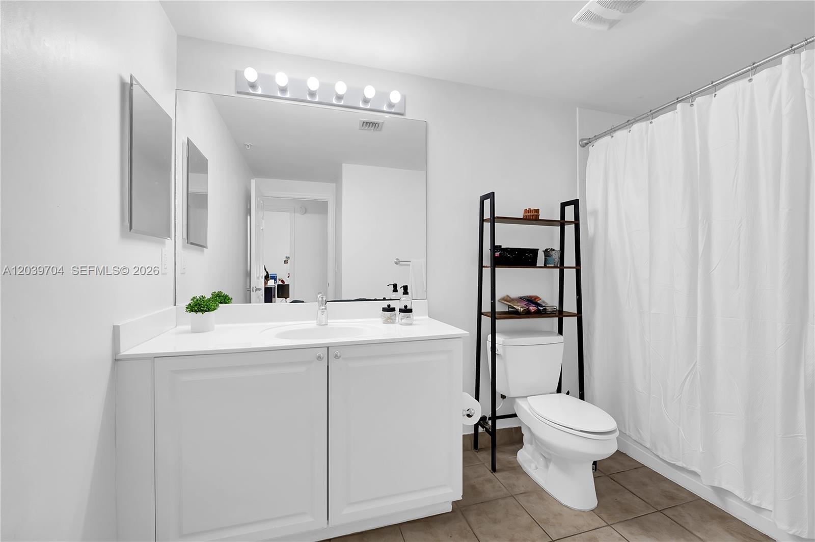 888 Douglas Road, Unit 910 Coral Gables, FL 33134 - Photo 18 of 32 second bathroom