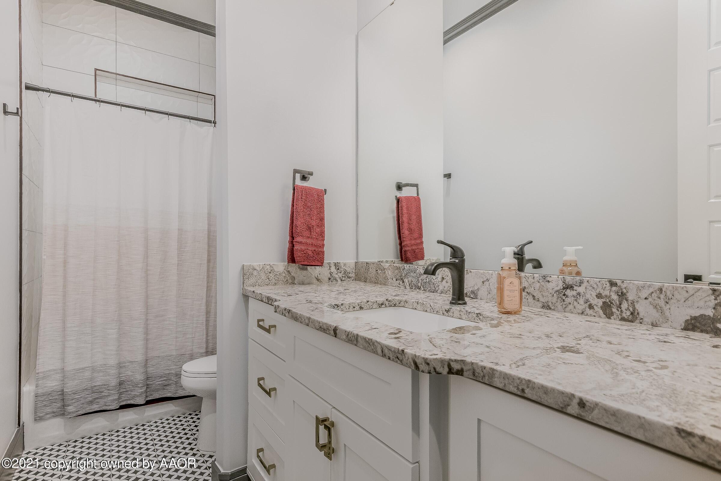 5605 Wesley Road Amarillo, TX 79119 - Photo 18 of 28 018_Hall Bathroom