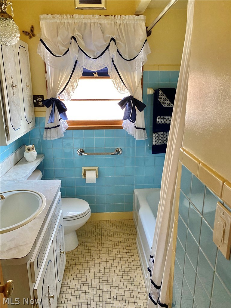 6190 Manchester Road Parma, OH 44129 - Photo 16 of 24 1st floor full bath