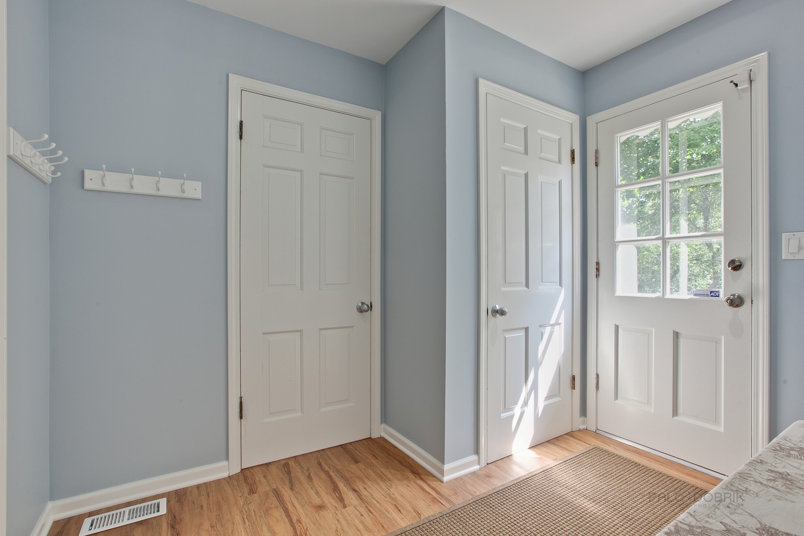 13 Forest Hills Road Lake Bluff, IL 60044 - Photo 14 of 24 a view of a livingroom with wooden floor and closet