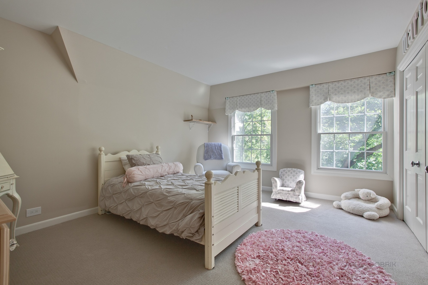 13 Forest Hills Road Lake Bluff, IL 60044 - Photo 19 of 24 a bed room with a bed and a window