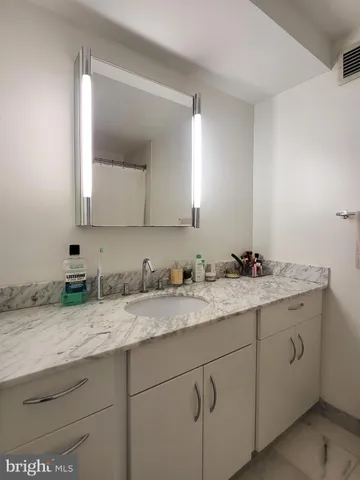 $1,825 | 219-29 South 18th Street, Unit 703, Philadelphia, PA 19103