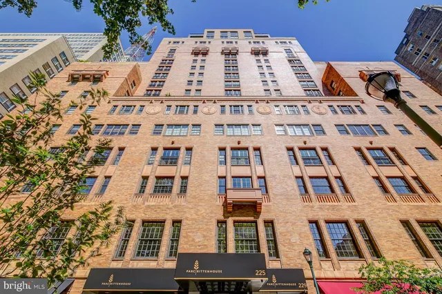 $1,825 | 219-29 South 18th Street, Unit 703, Philadelphia, PA 19103