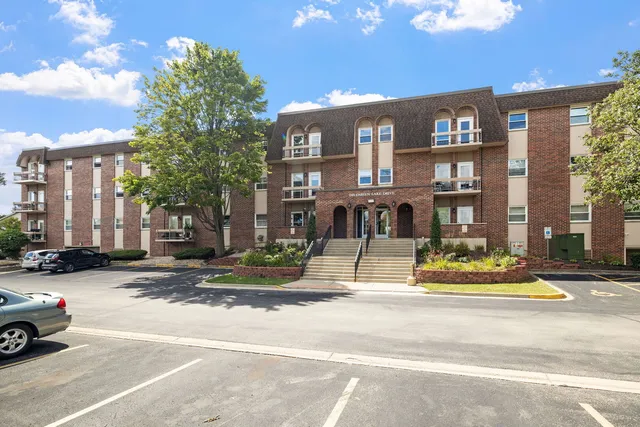 $220,000 | 1501 Darien Lake Drive, Unit 305, Darien, IL 60561