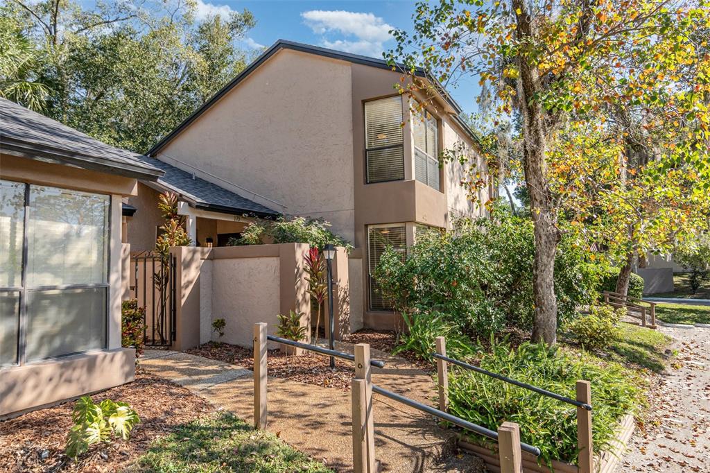 940 Douglas Avenue, Unit 175 Altamonte Springs, FL 32714 - Photo 3 of 44 a backyard of a house with table and chairs