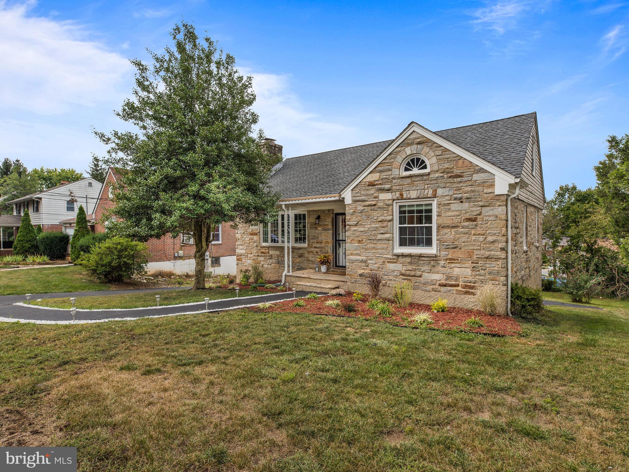 3620 Clifmar Road Baltimore, MD 21244 - Photo 3 of 31 Large front yard!