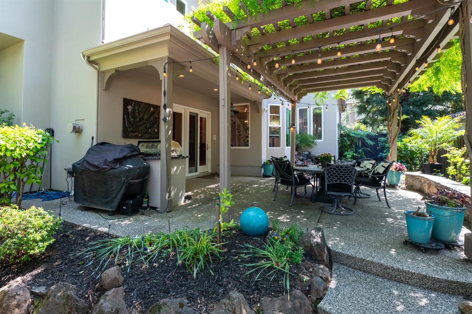 5512 Riviera Granite Bay, CA 95746 - Photo 60 of 76 a view of a chairs and table in a patio