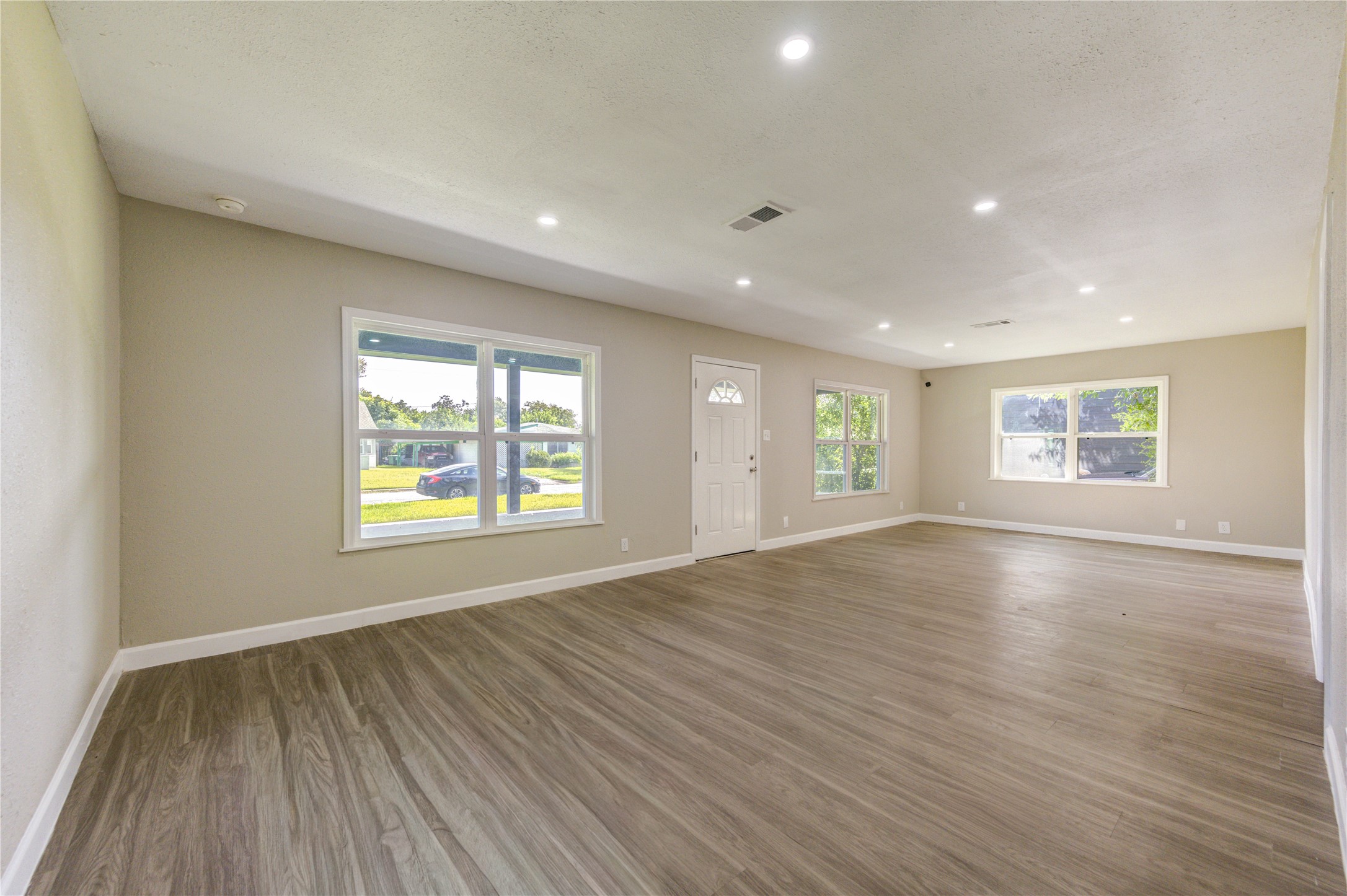 4910 Eppes Street Houston, TX 77021 - Photo 7 of 28 Living Room