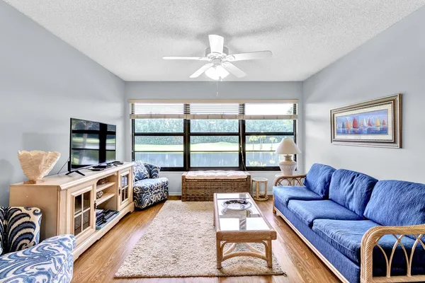 $2,000 | 18 Plantation Drive, Unit 206, Vero Beach, FL 32966