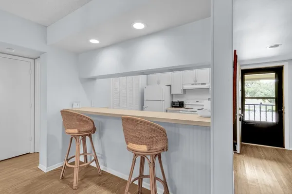 $2,000 | 18 Plantation Drive, Unit 206, Vero Beach, FL 32966