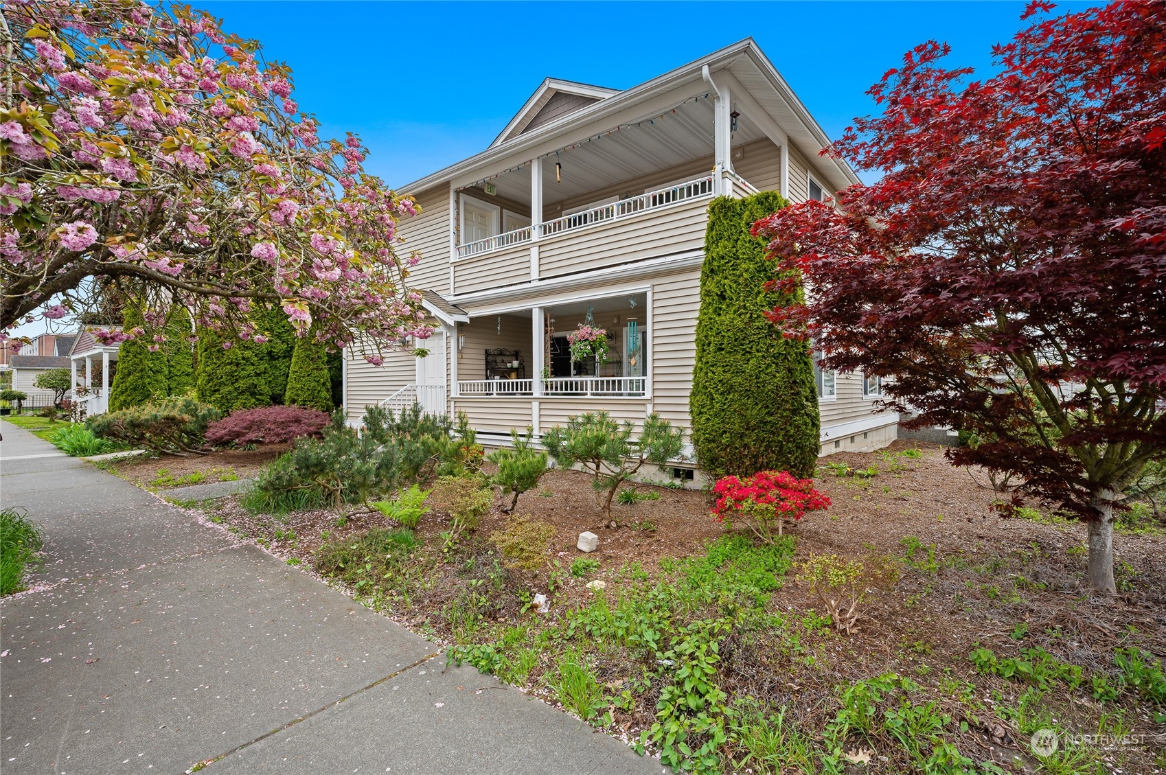 1516 33rd Street Everett, WA 98201 - Photo 5 of 9 a front view of a house with a yard