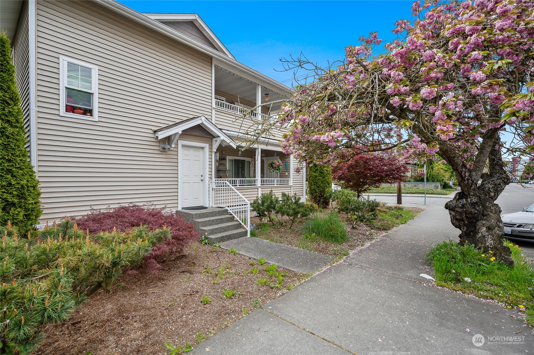 1516 33rd Street Everett, WA 98201 - Photo 6 of 9 a front view of a house with garden