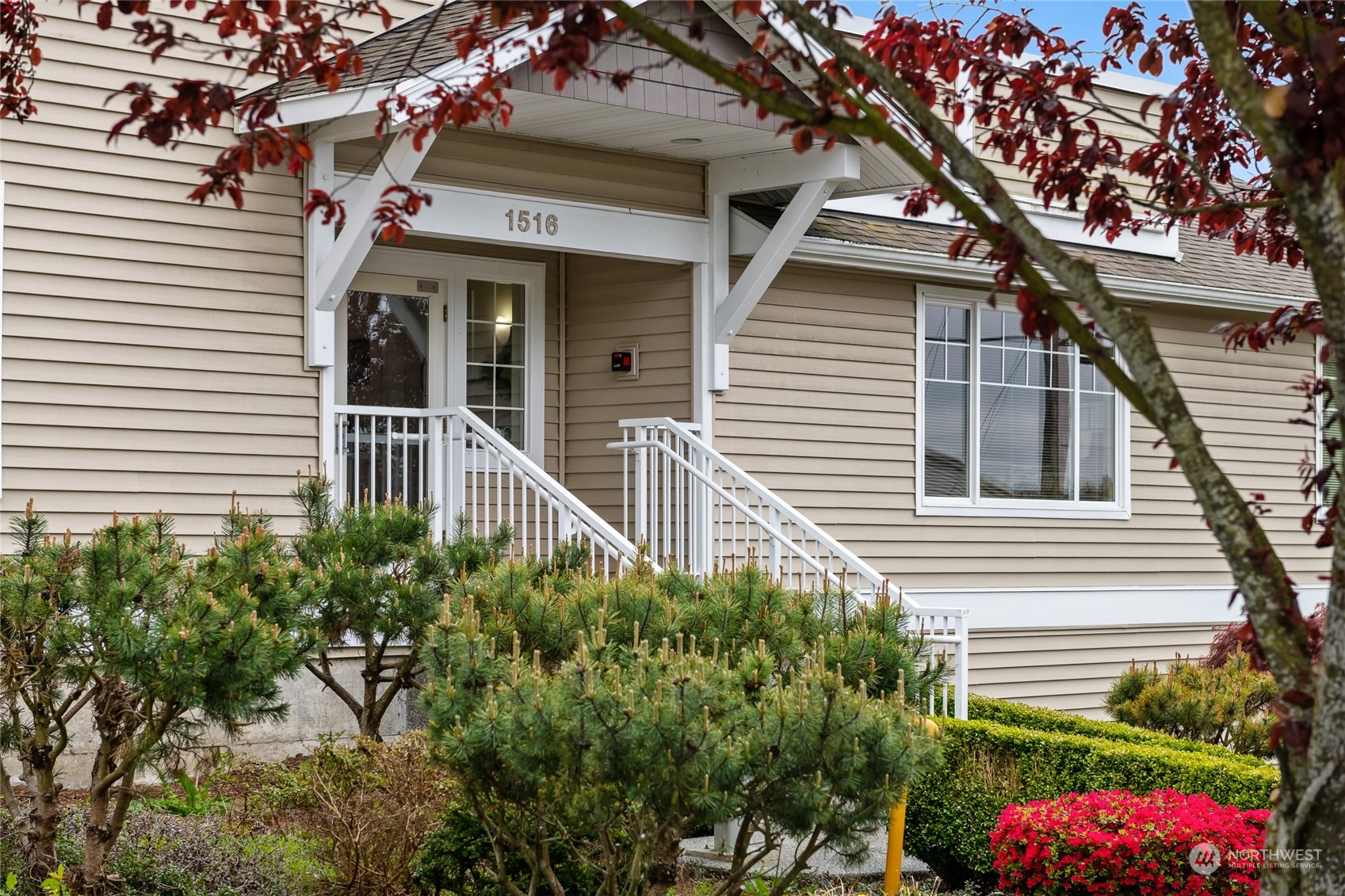 1516 33rd Street Everett, WA 98201 - Photo 7 of 9 a house view with a garden