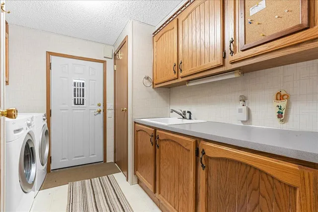 $139,990 | 420 Blenheim Place, Lansing, MI 48906