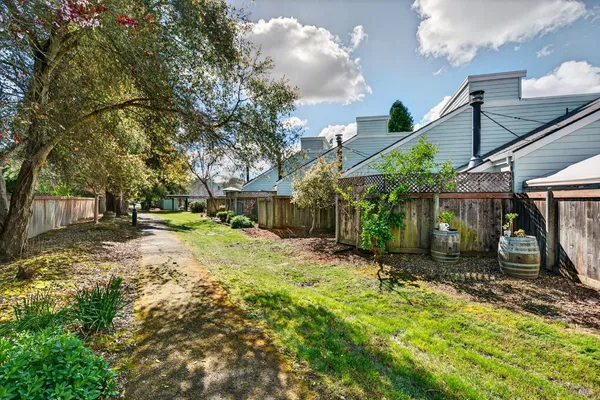 $460,000 | 230 Courtyards East, Windsor, CA 95492